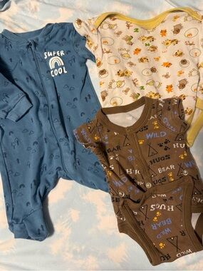 A22🫐2for$20 3 newborn baby onesies
